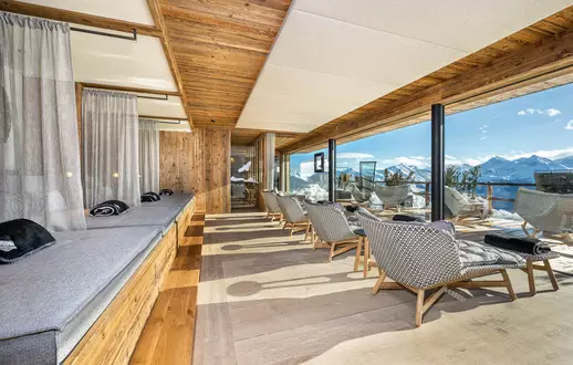 Ruheraum mit Liegen und Glasfront