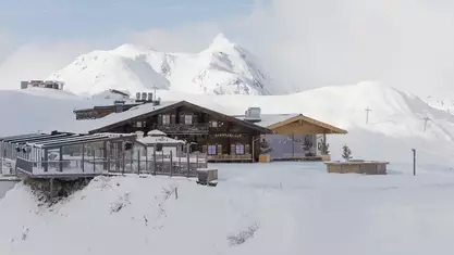 Außenansicht im Winter mit neuem Zubau