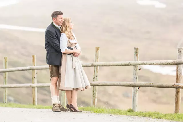 Verliebtes Hochzeitspaar schaut in die Ferne