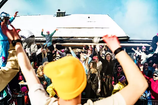 Terrasse voll mit tanzenden Gästen