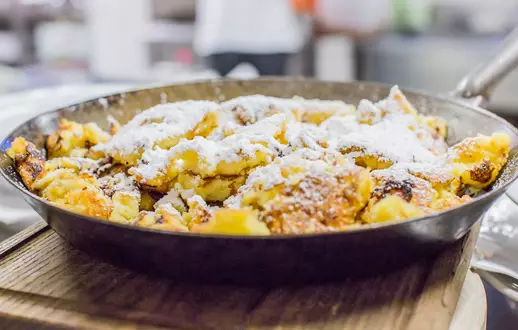 Kaiserschmarrn in der Pfanne serviert