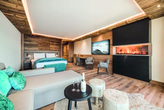 Couch mit Tisch und Prosecco, Dekofeuer, Doppelbett und TV