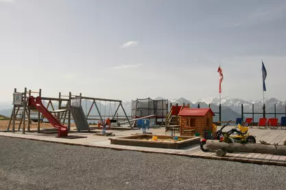 Spielplatz, Rutsche, Spielhaus, Trampolin und vieles mehr