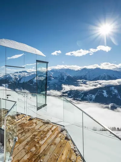 Außenansicht der verspiegelten Fassade der Panoramasauna