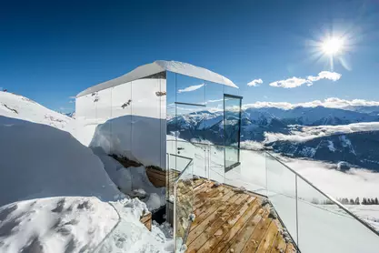 Außenansicht der verspiegelten Fassade der Panoramasauna