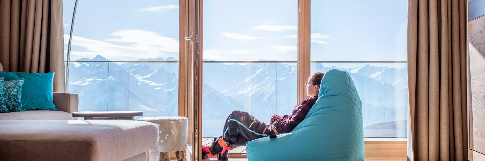 Dame im Sitzsack genießt die Auskunft