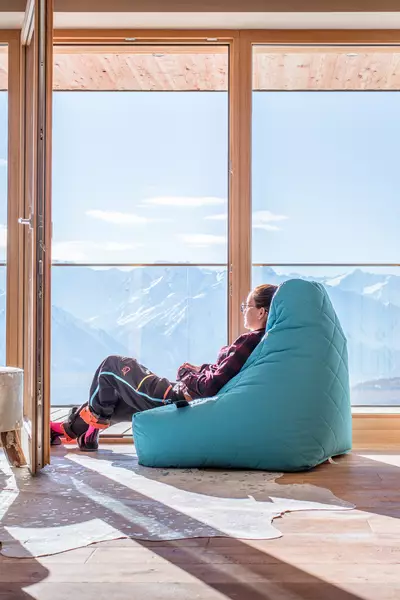 Dame im Sitzsack genießt die Auskunft