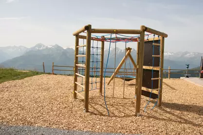 Kletterturm mit Leiter, Netz und Kletterseil