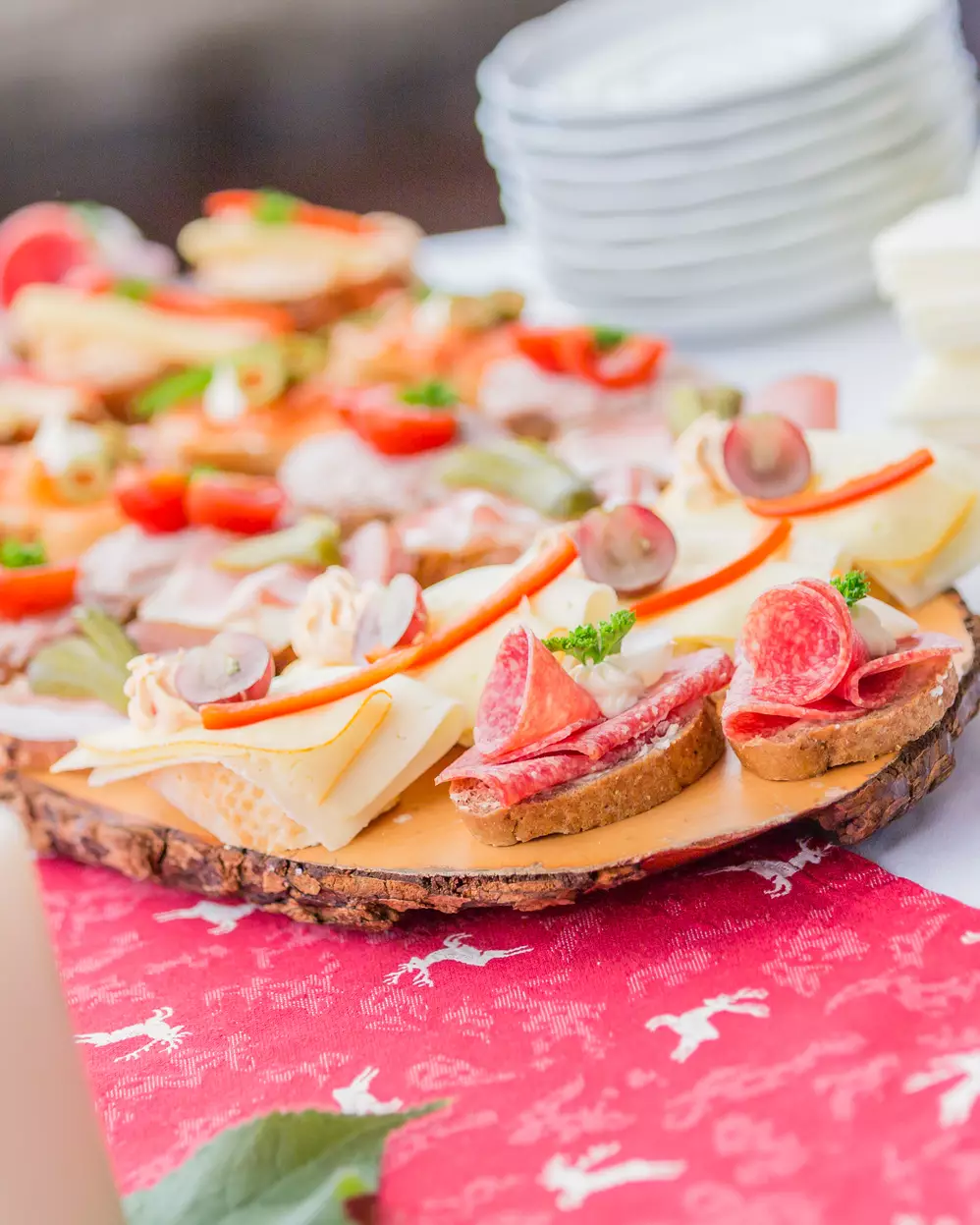 Holzplatte mit Brötchen als Vorspeise