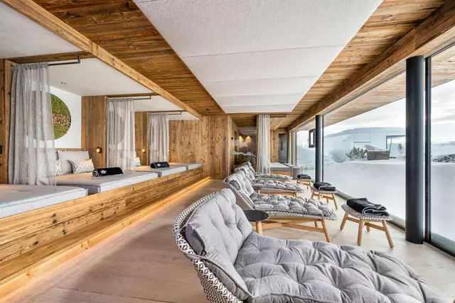 Heller Ruheraum mit Betten und Liegen