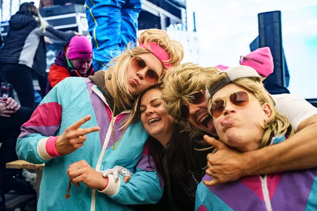 Gut gelaunte Partygäste