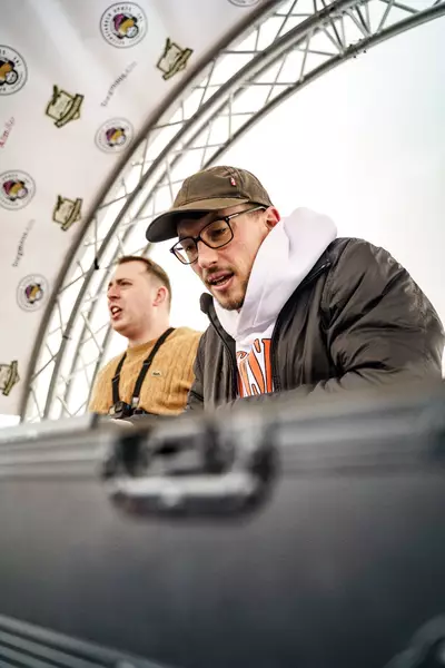 Zwei DJ's machen Musik