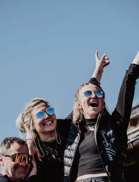 Leute lachen und feiern