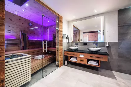 Finnische Sauna im Badezimmer, Doppelwaschbecken