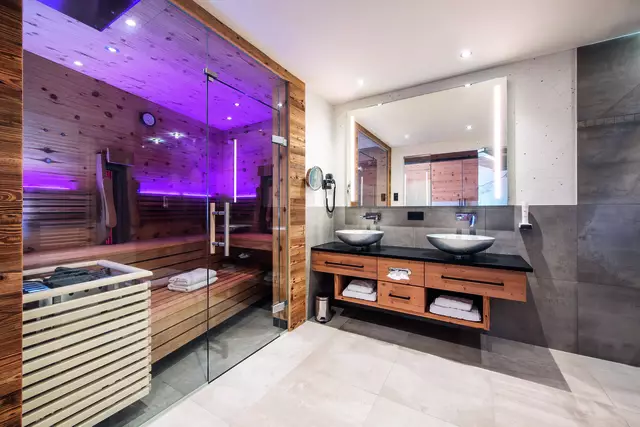 Finnische Sauna im Badezimmer, Doppelwaschbecken