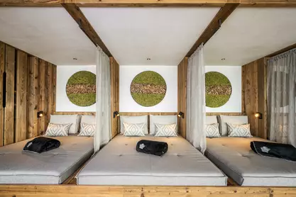 Doppelbetten im Ruheraum mit Vorhängen für Privatsphäre