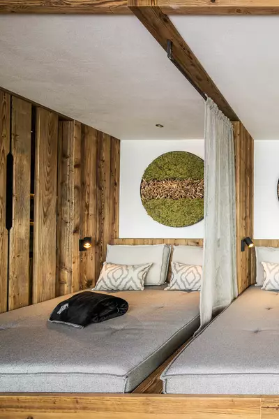 Doppelbetten im Ruheraum mit Vorhängen für Privatsphäre