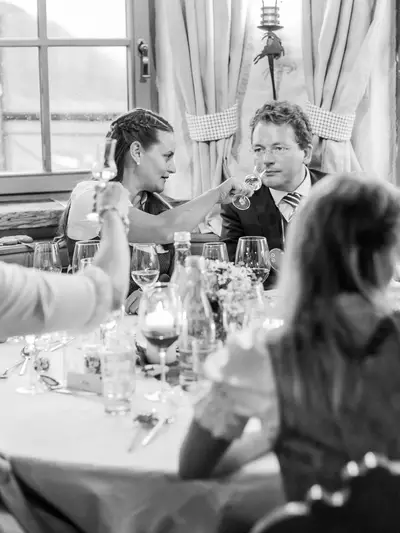 Gemütliche Runde beim Schnaps trinken