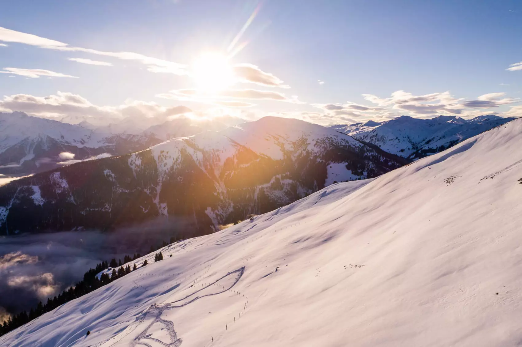 Sonnenschein über verschneites Gebirge