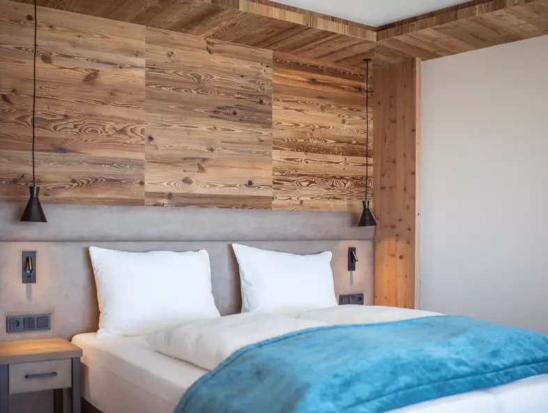 Doppelbett mit Holztäfelung