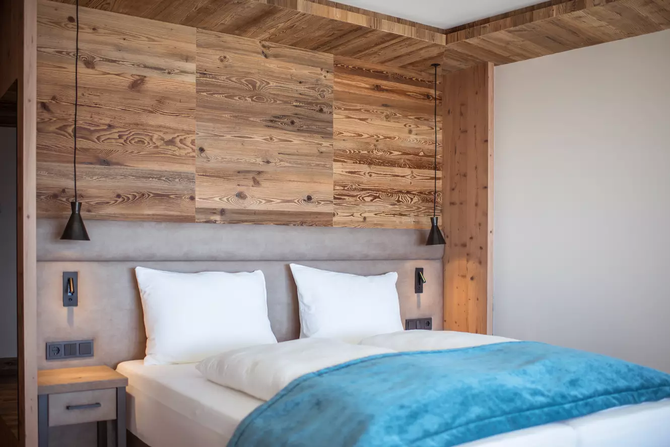 Doppelbett mit Holztäfelung