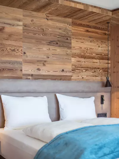 Doppelbett mit Holztäfelung