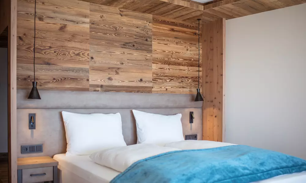 Doppelbett mit Holztäfelung