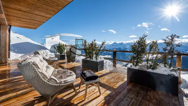 Terrasse bei den Suiten im Winter