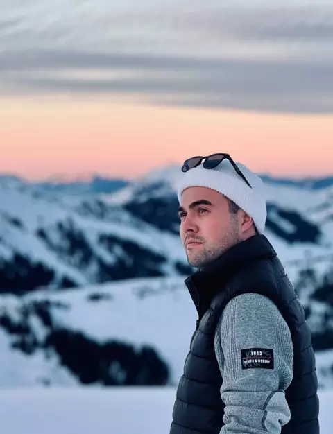 DJ Realize schaut in die Ferne