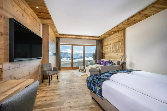 Verschneite Terrasse, Couch und TV