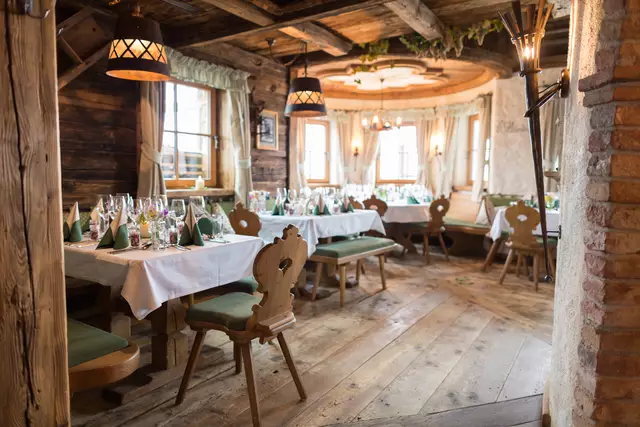 Festlich gedeckte Tische in der Stube