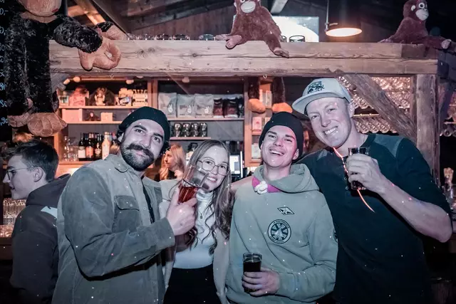 Feiernde Menschen im Affenstadl