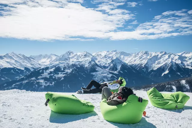 Sitzsäcke auf verschneiten Platteau