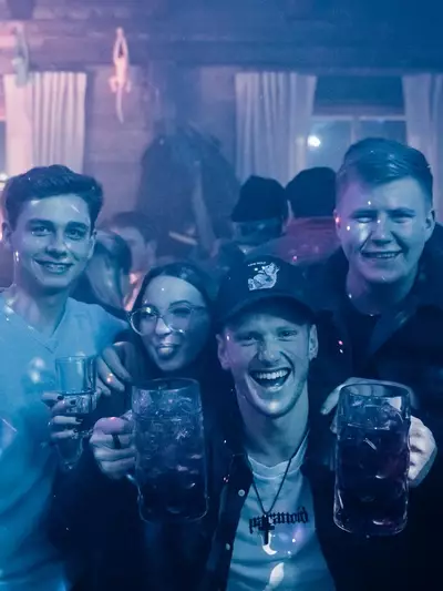 Gut gelaunte Leute mit Getränken