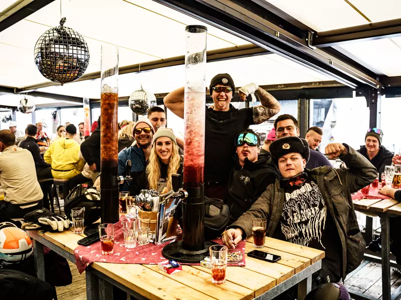 Lavalampe voll mit Getränke für Tisch voller Menschen