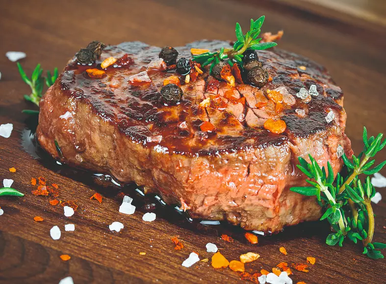 Rinderfilet mit Salz und Gewürzen