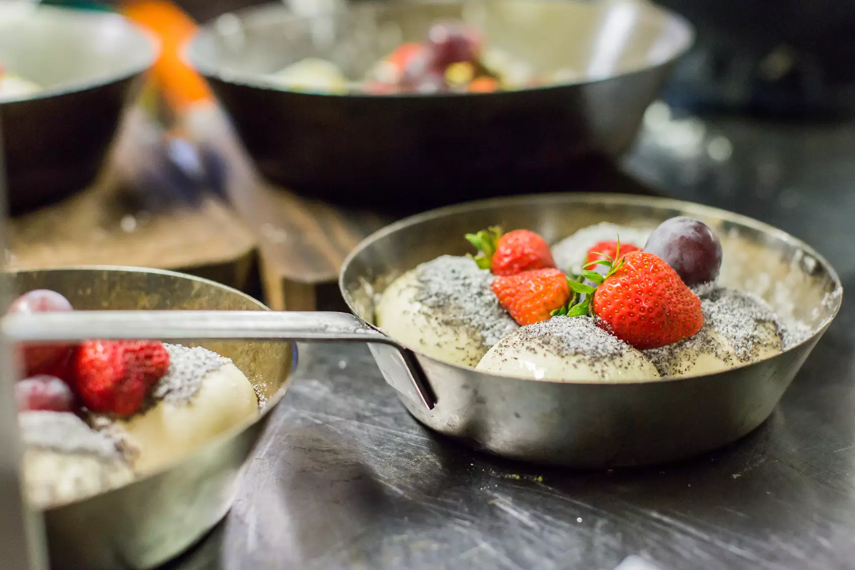 Germknödel in Eisenpfanne schön dekoriert
