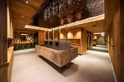 Großer Waschtisch in der Mitte im neuen WC Bereich