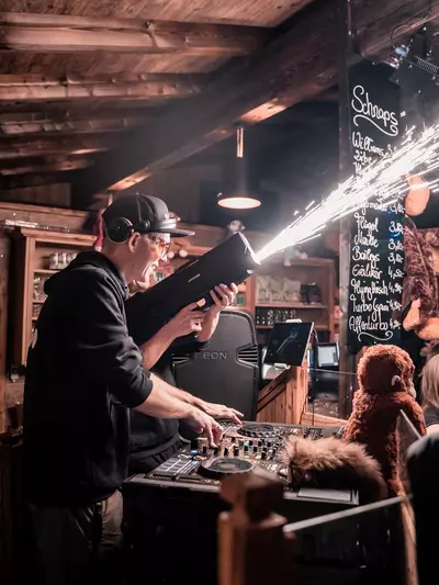 DJ im Affenstadl der auflegt