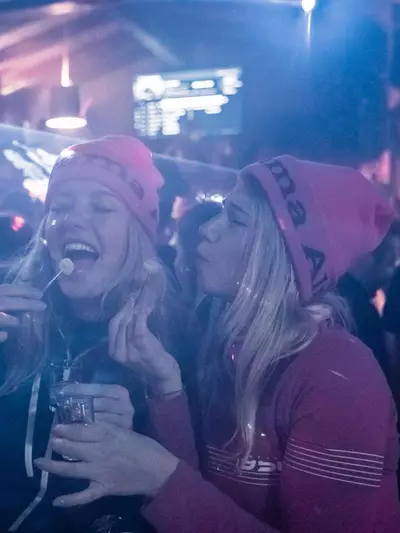 Partygäste trinken einen Schnaps