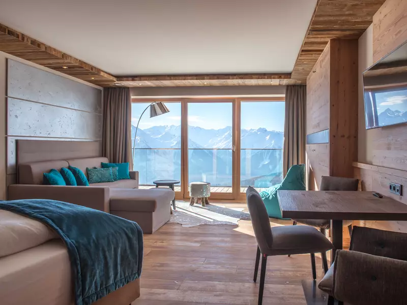 Couch, Terrasse und Tisch mit Sitzgelegenheit