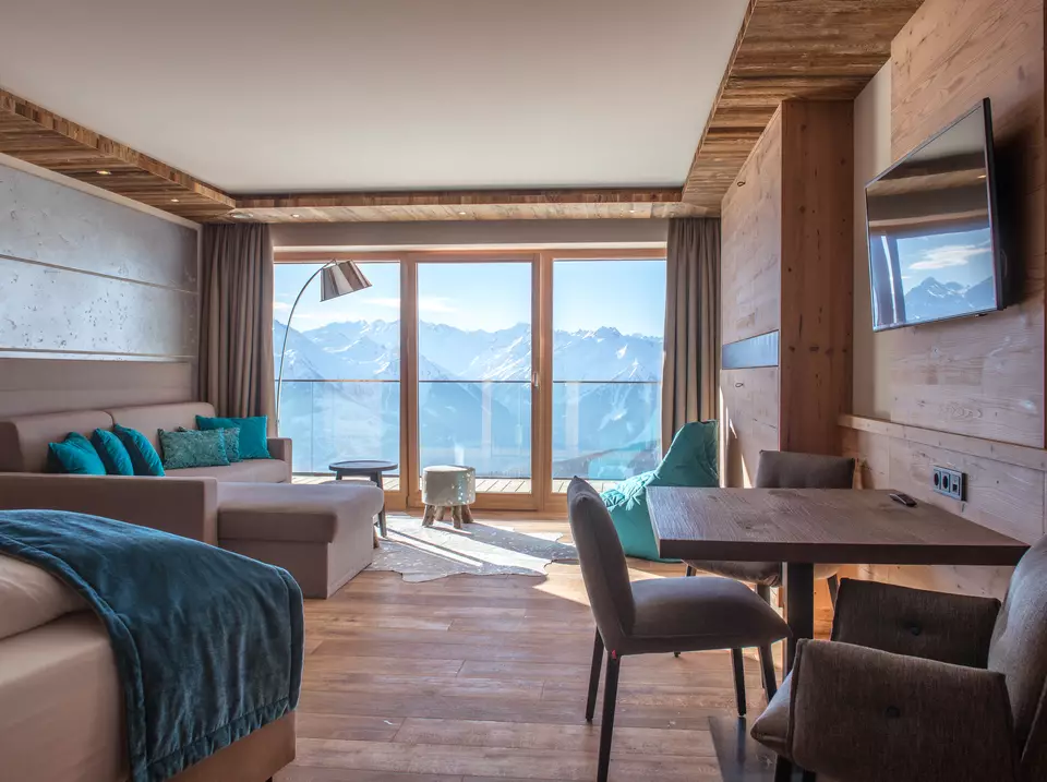 Couch, Terrasse und Tisch mit Sitzgelegenheit