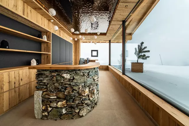 Rezeptionsinsel mit Stein verkleidet