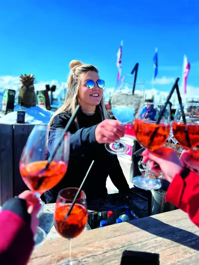 Mädels trinken Aperol in der Sonne