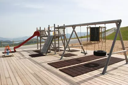 Schaukel, Rutsche und Klettergerüst