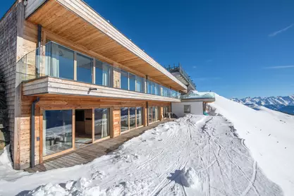 Außenansicht Suiten im Winter