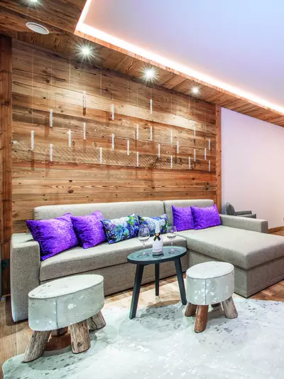 Große Couch mit Tisch und Willkommensprosecco, Boxspringbett und Sitzeck