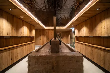 Großer Gemeinschaftswaschtisch in der Mitte des Raumes