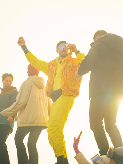 Leute tanzen in der Sonne