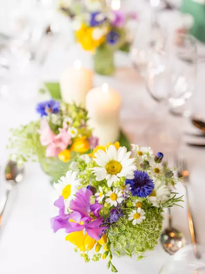 Tischdeko mit Blumen und Kerzen